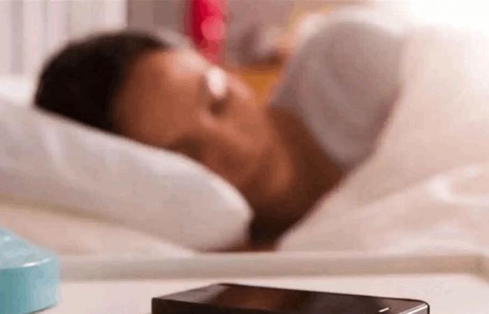 تضع هاتفك جانباً وتنام.. لكن ماذا يفعل طوال الليل؟