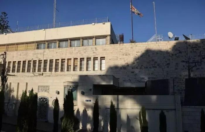إزالة لافتات القنصلية البريطانية في القدس