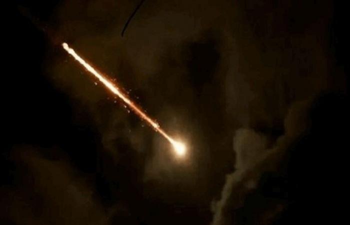 التحالف يعترض صاروخين حوثيين