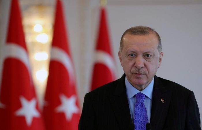 أردوغان يفشل في اقتناص قطعة خبز! (فيديو)
