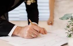 صورة لممثلين مع مأذون تثير الجدل.. هل عقدا قرانهما؟